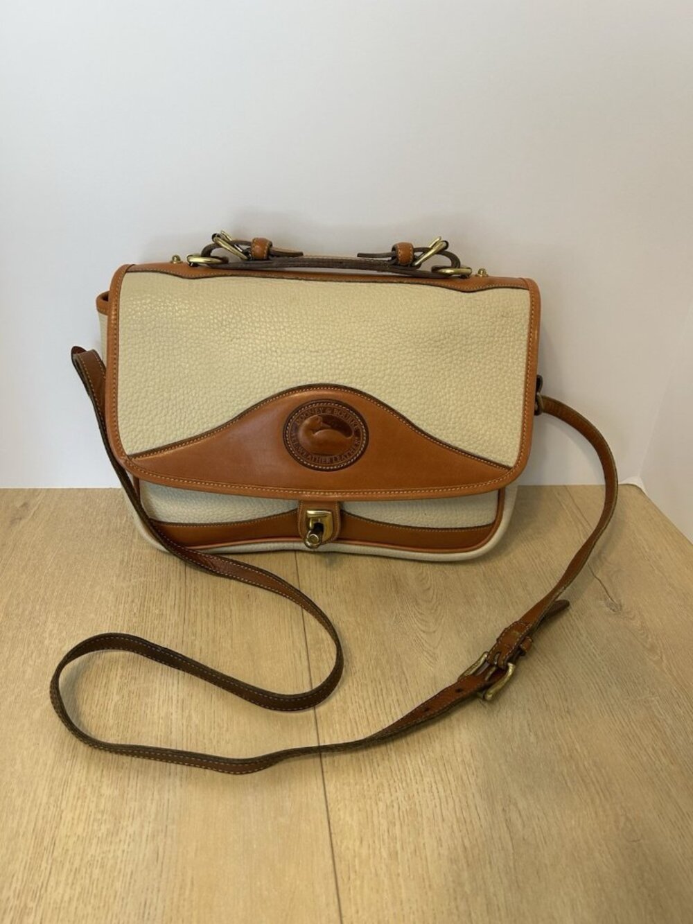1990s Dooney & Bourke 701 CARRIER Shoulder Bag Tan Cream Vintage Collection RARE - Picture 9 of 15